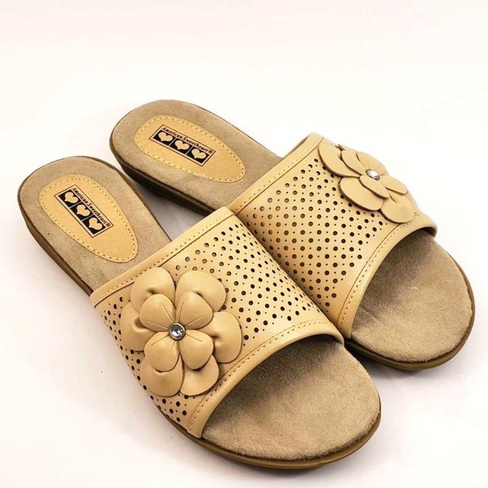 NEW American Sweetheart Women's Beige Slip-On Sandals with Flower